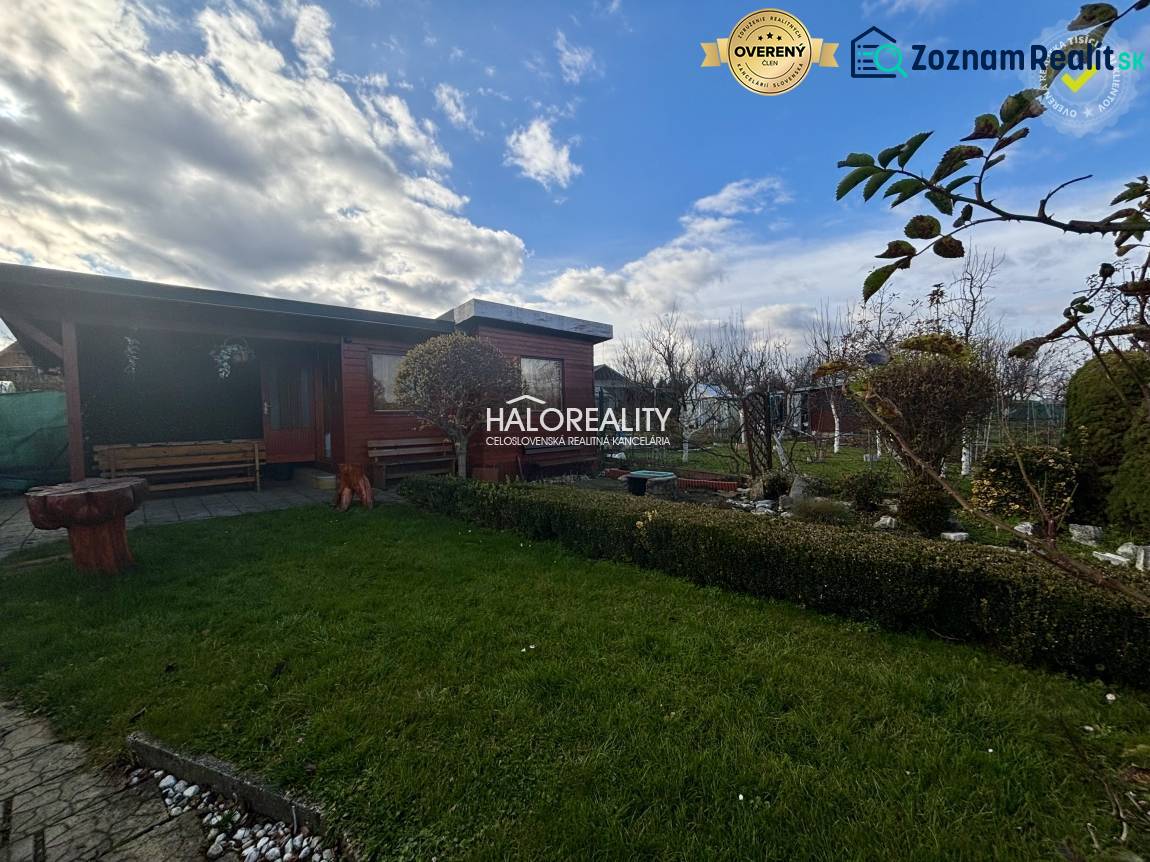 Predaj, záhradný pozemok   231 m2 Spišská Nová Ves, ... - Drevený altánok v záhrade v Spišskej Novej Vsi so zeleným trávnikom a zeleňou.