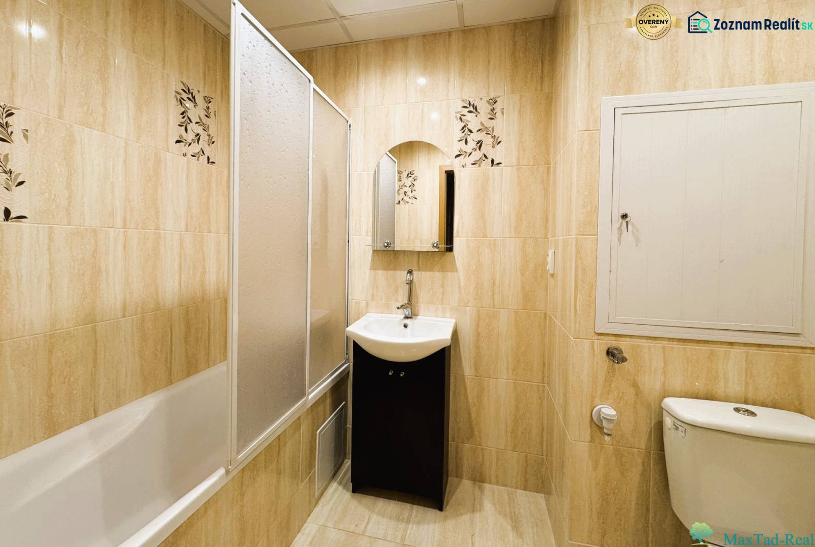 Výborná poloha, skvelá dispozícia – 3-izbový byt v Trebišove - Kúpeľňa s vaňou, umývadlom a toaletou v 3-izbovom byte so svetlými obkladmi.