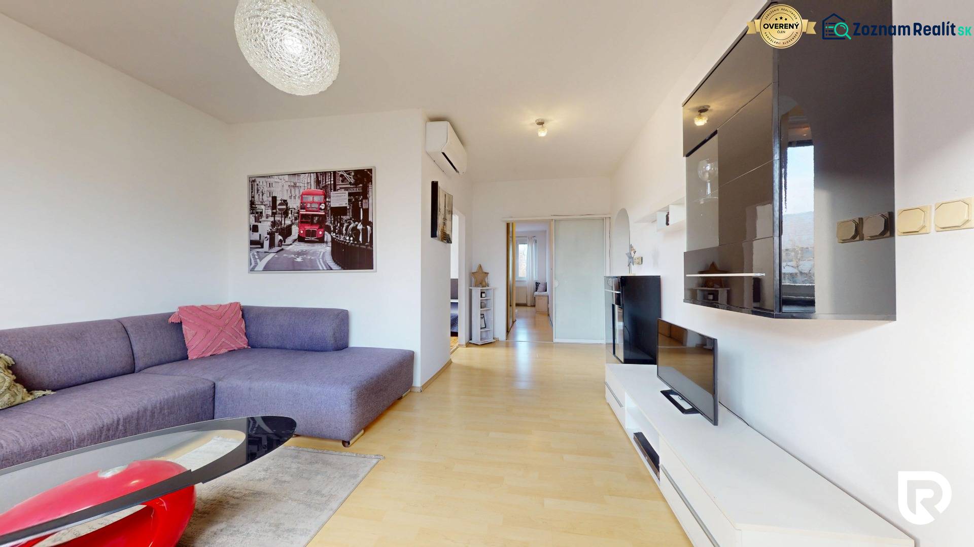 3-izb.byt  s balkónom | Štrkovec-Ružinov - Obývacia izba v 3-izbovom byte s pohovkou, TV jednotkou a podlahou s dreveným dekorom.