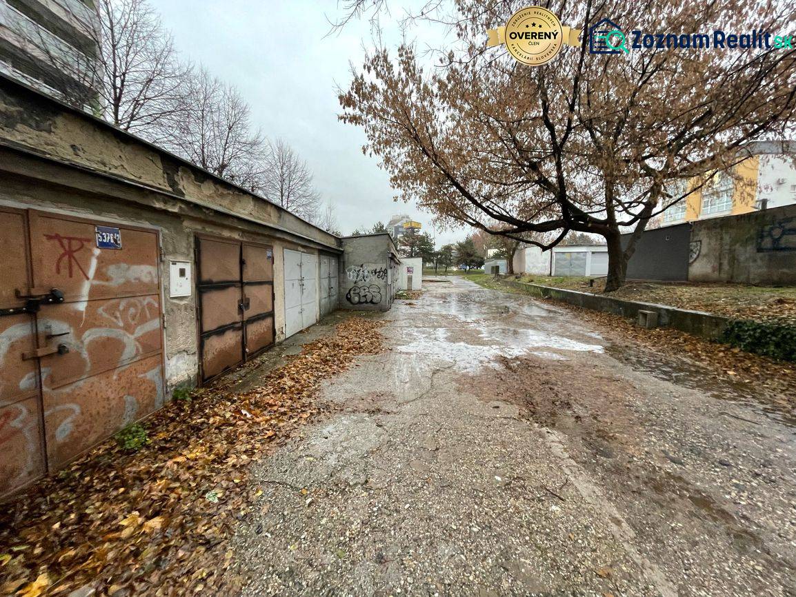 Predaj garáž na ul. Priekopy, Bratislava - Ružinov - Garáže na ulici Priekopy v Bratislave-Ružinove s grafitmi a jesennou atmosférou.