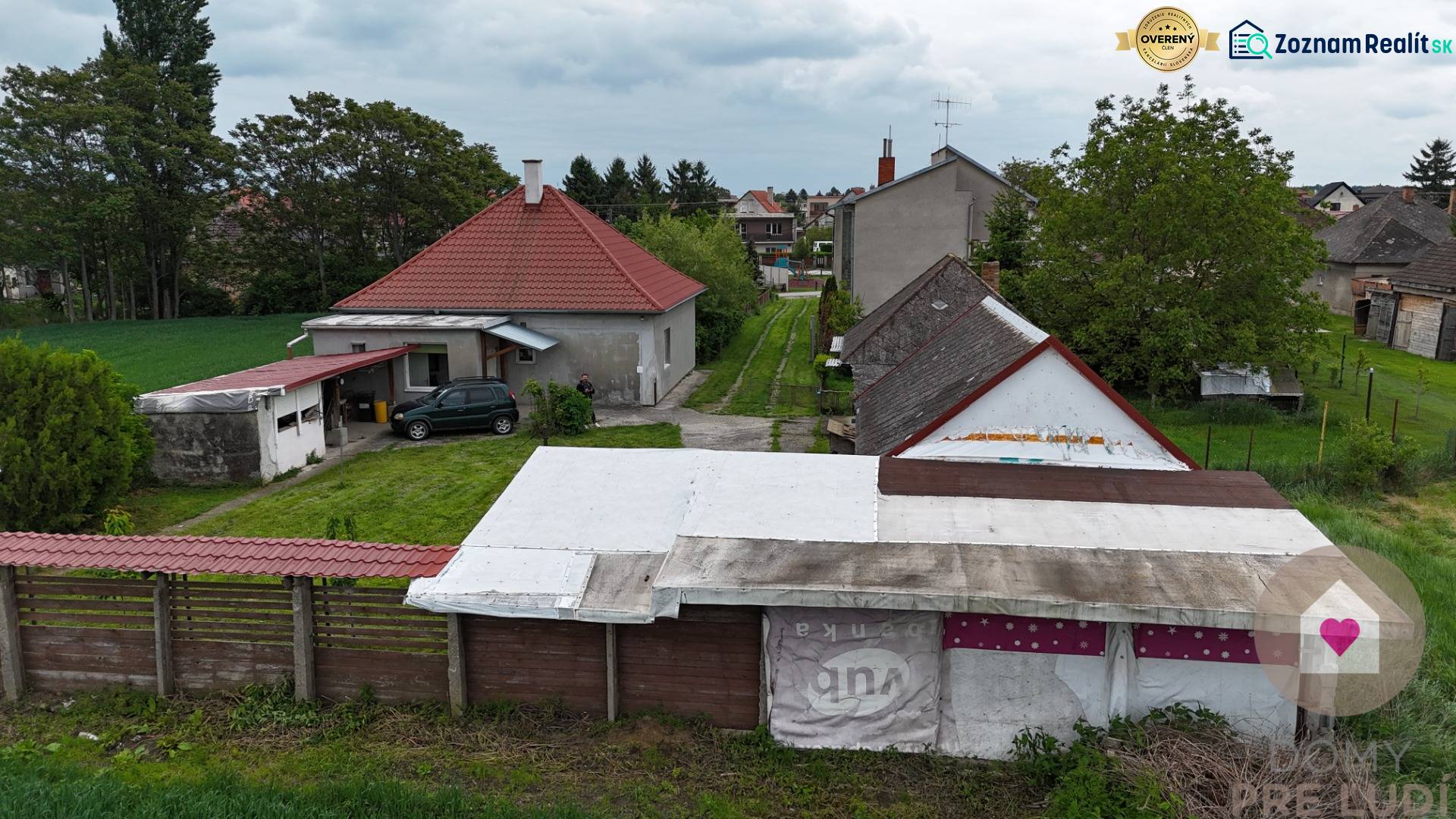 Veľký priestranný pozemok o rozlohe 7445 m2, Jelka  - Rodinný dom na Slanej doline v Jelke so záhradou a prístreškom pre auto.