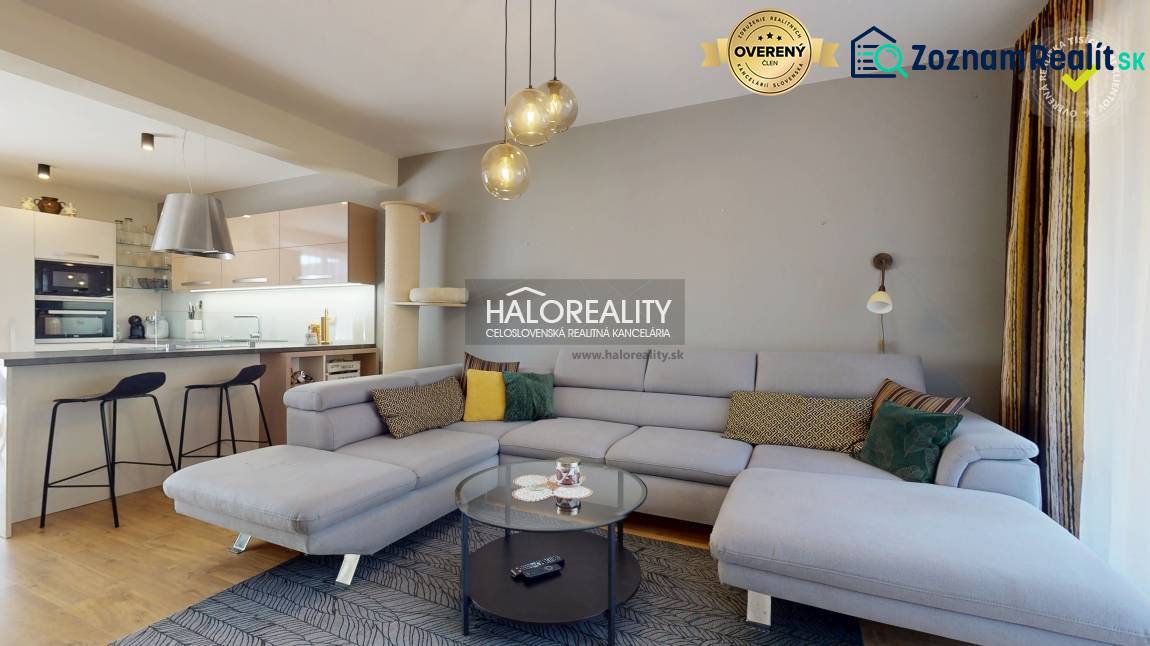 REZERVOVANÉ - Predaj, rodinný dom Zvolen, Podborová,... - Priestranná obývacia izba v rodinnom dome so sedačkou, kuchynským kútom a podlahou s dreveným dekorom.