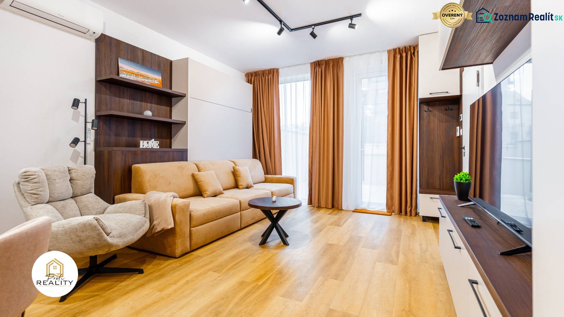 NOVOSTAVBA | 2i Mezonet + 1i štúdio s terasou a parkingom v CENTRE PO - Obývacia izba s pohovkou, kreslom a podlahou s dreveným dekorom v 1-izbovom byte.