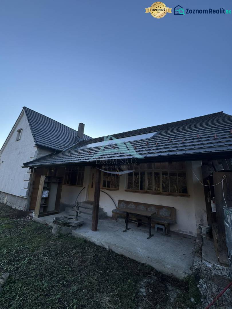 Skrytý raj v srdci prírody - Rodinný dom v Demandiciach so sedením na dvore a miernym svahom.