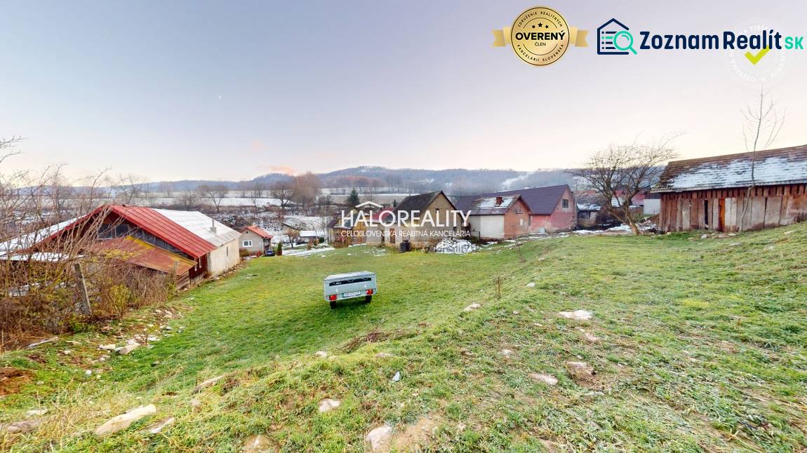 Predaj, rodinný dom Klenovec, Obrancov mieru - EXKLU... - Zadný dvor rodinného domu v Klenovci s výhľadom na lúky a kopce.