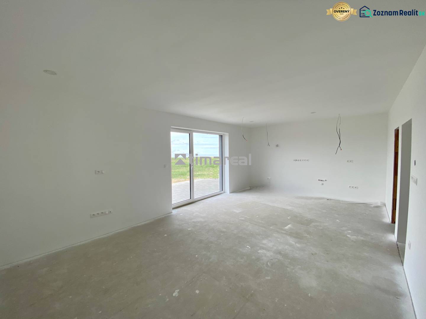 4i novostavba, tep. čerpadlo, terasa, parkovanie, Madunice - Priestranná miestnosť s veľkými sklenenými dverami a výhľadom na záhradu v rodinnom dome.