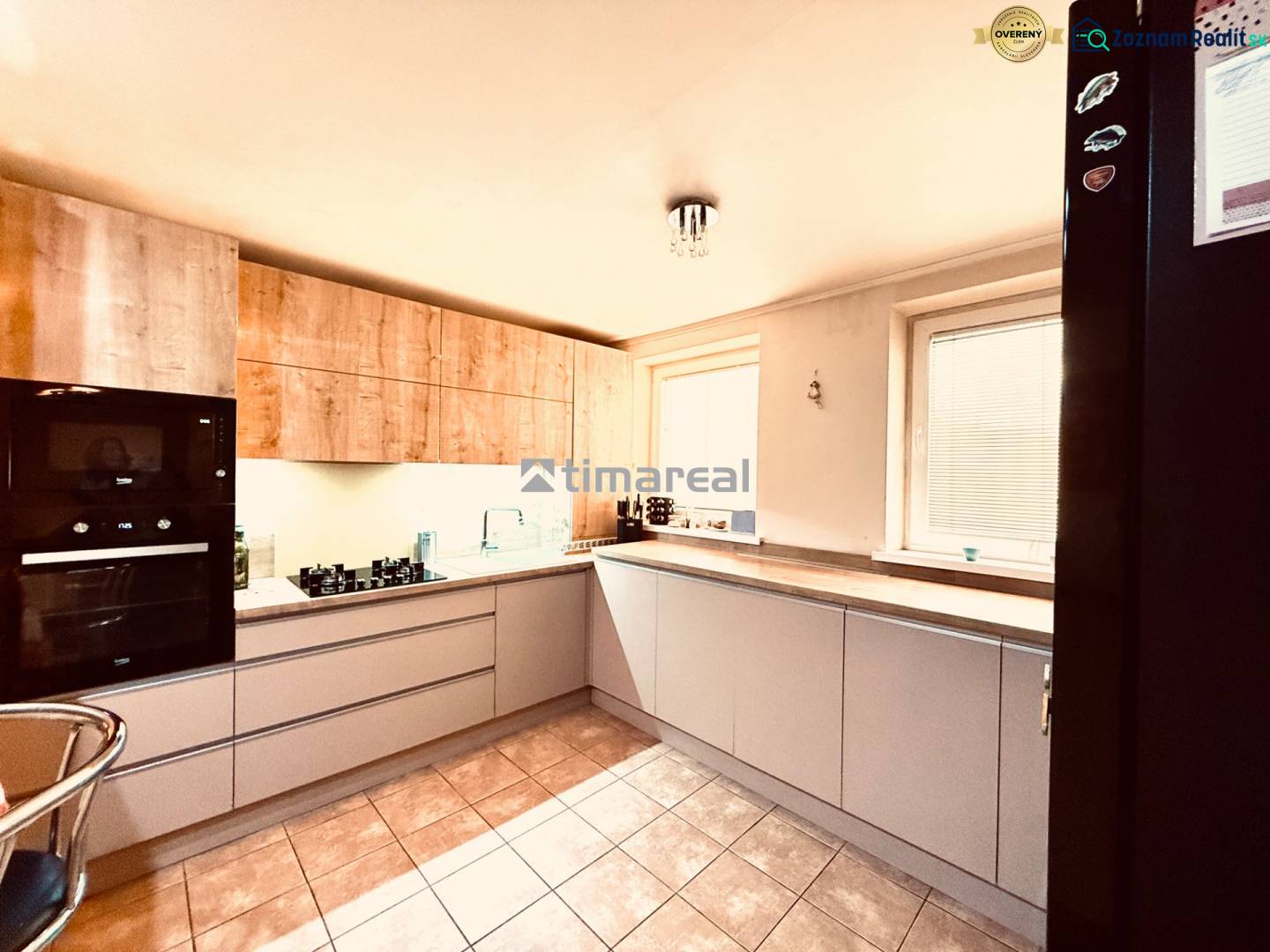 EXKLUZÍVNE - Veľký 3i byt s benefitmi rodinného domu, Boleráz - Kuchyňa v 3-izbovom byte s dlažbou a skrinkami z dreveným dekorom.