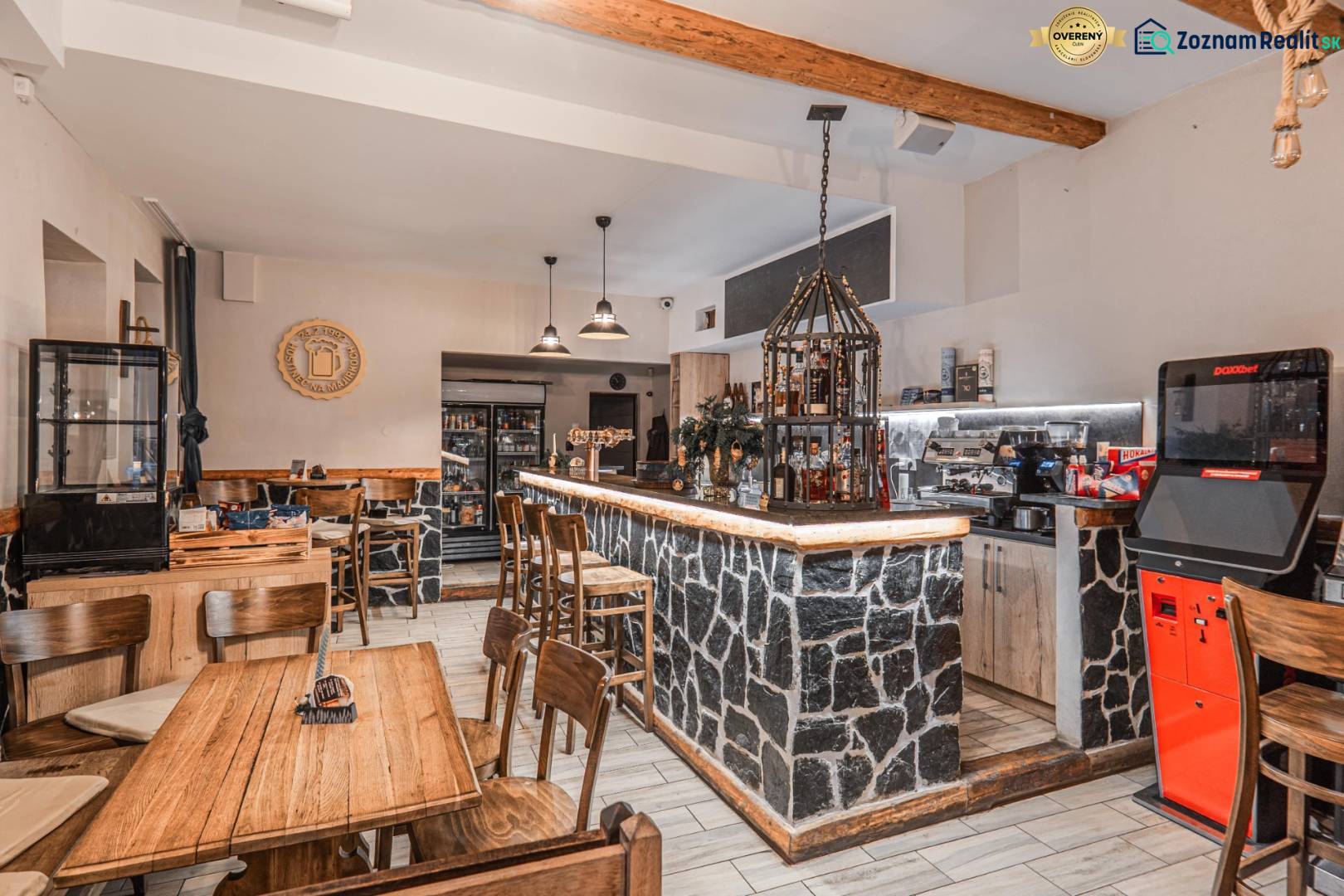 Predaj Exkluzívna ponuka elegantného penziónu s hostincom - Reštaurácia v Hoteloch a penziónoch s kamenným barom a dreveným dekorom.