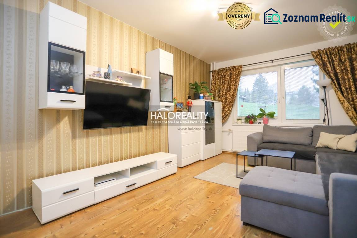 REZERVOVANÉ - Predaj, dvojizbový byt Považská Bystri... - Obývačka v 2-izbovom byte s podlahou s dreveným dekorom a pohodlnou sedačkou.