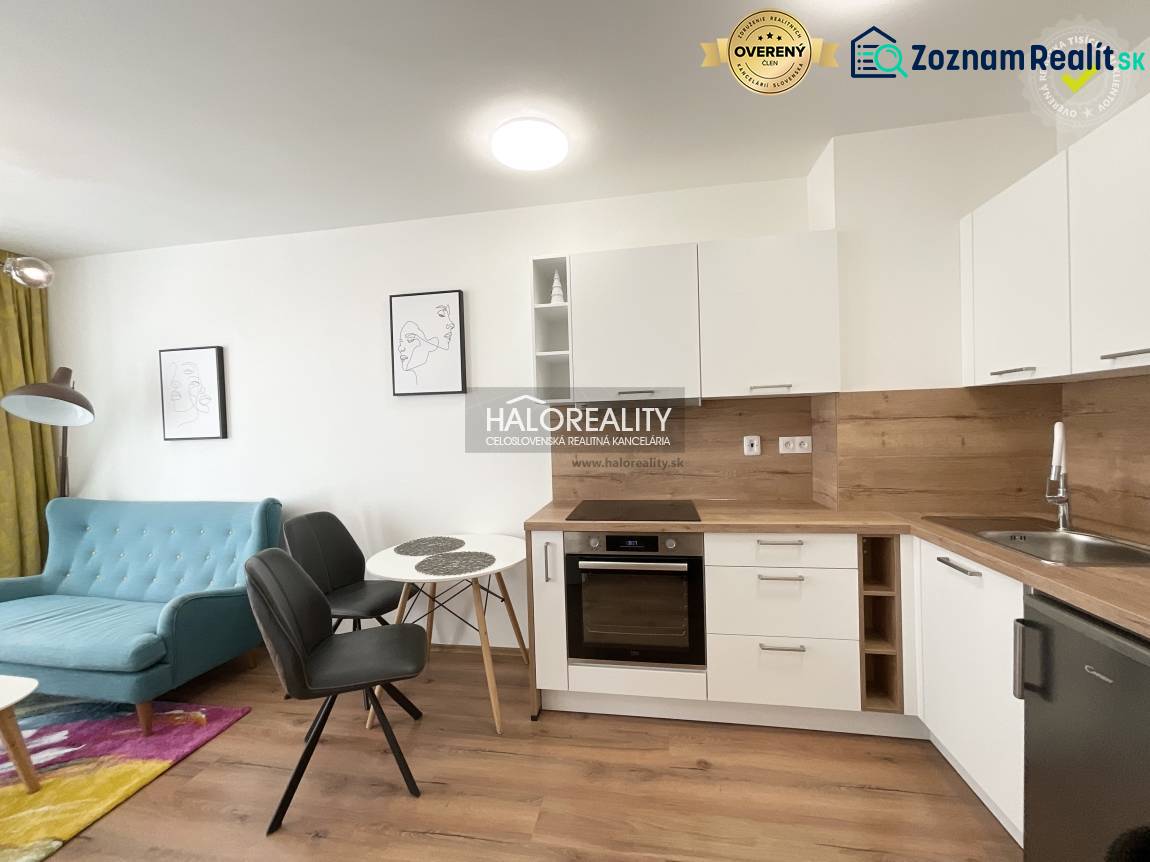 Prenájom, jednoizbový byt Banská Bystrica, Fončorda,... - Kuchyňa v 1-izbovom byte s podlahou s dreveným dekorom a svetlým nábytkom.