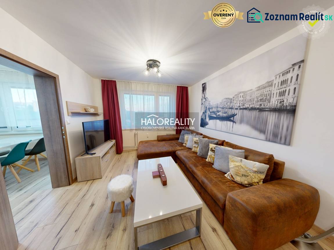 Predaj, dvojizbový byt Zvolen, kompletná rekonštrukc... - Obývacia izba v 2-izbovom byte s hnedou sedačkou a podlahou s dreveným dekorom.