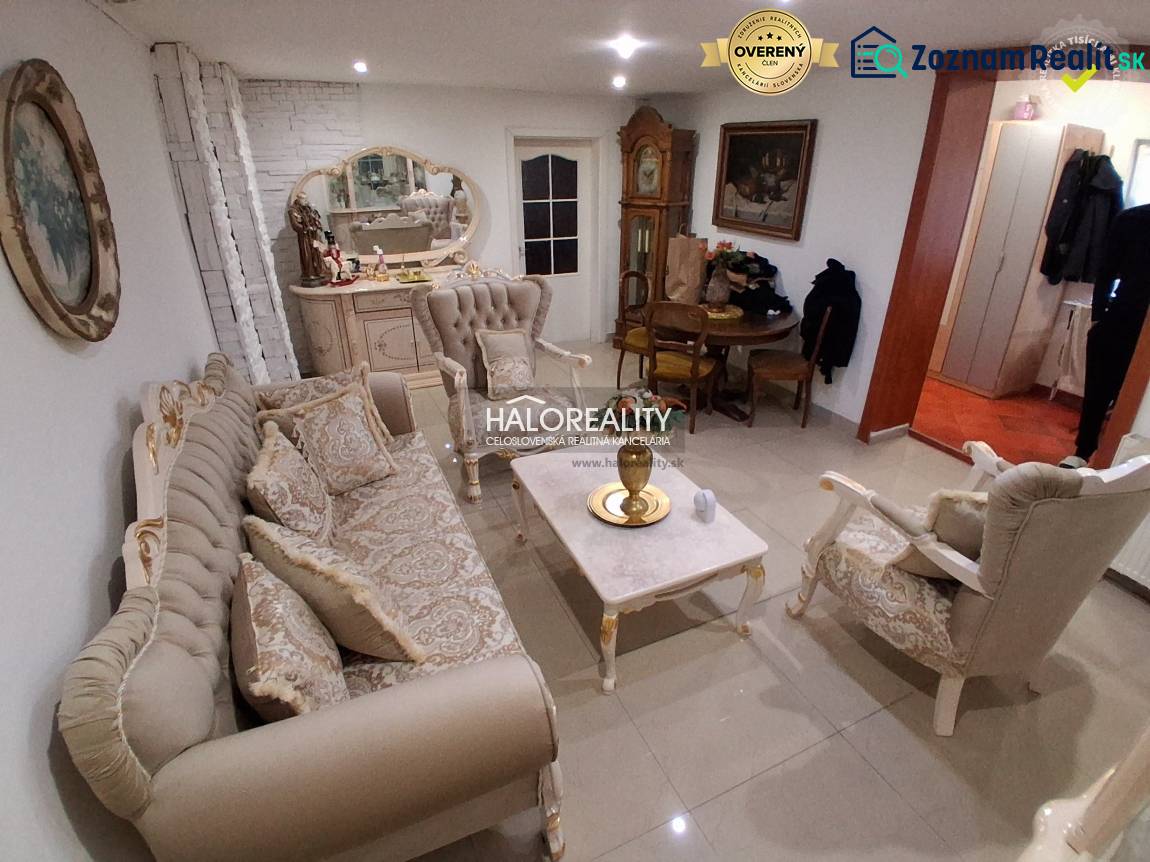 Predaj, rodinný dom Košice Juh - Obývacia izba s elegantným nábytkom, zrkadlom a hodinami v Rodinnom dome.