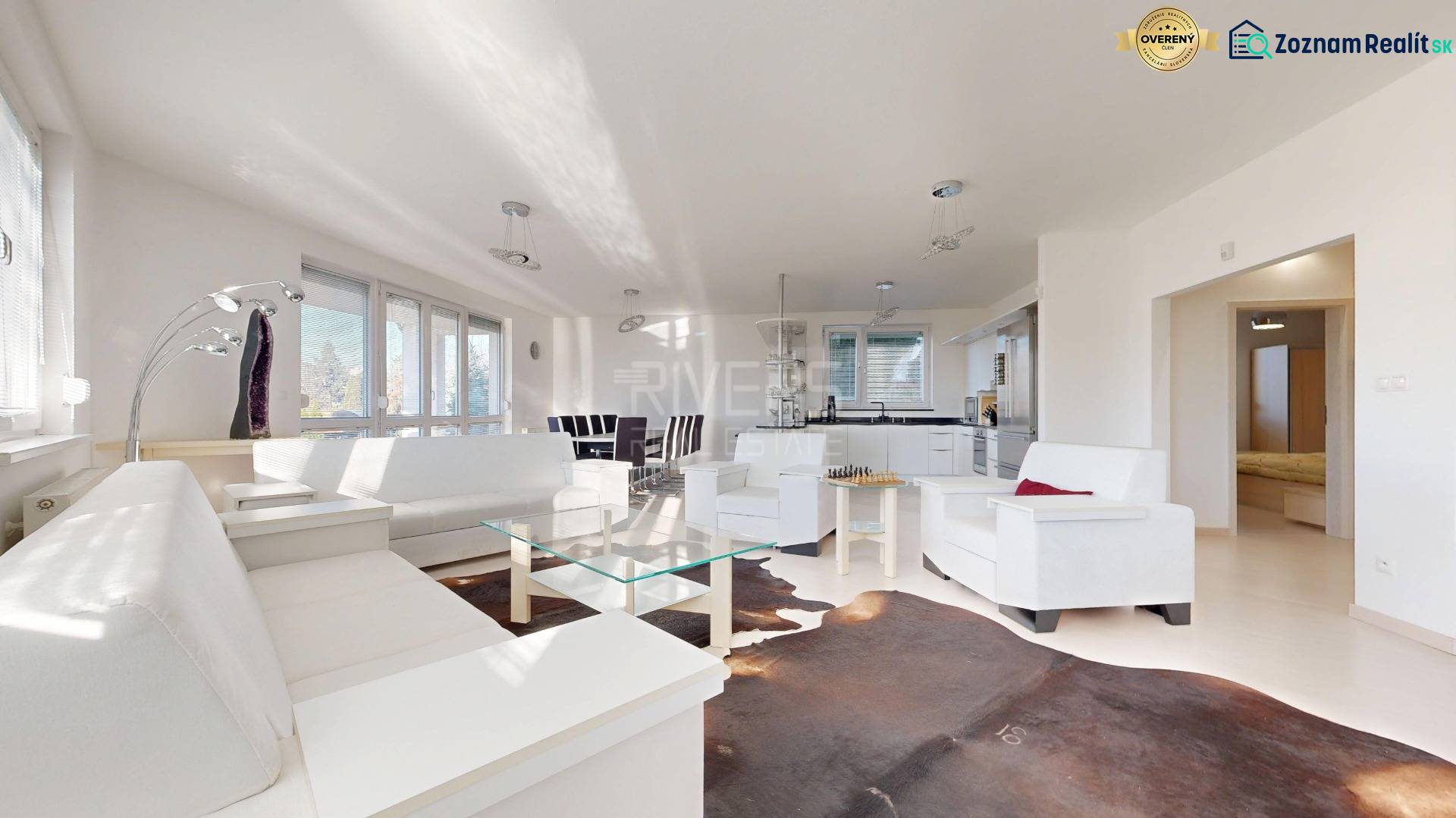 Veľkorysý 5-izbový byt v obľúbenej lokalite - Staré Grunty - Obývačka s bielym nábytkom, skleneným stolíkom v 5 a viac izbovom byte.