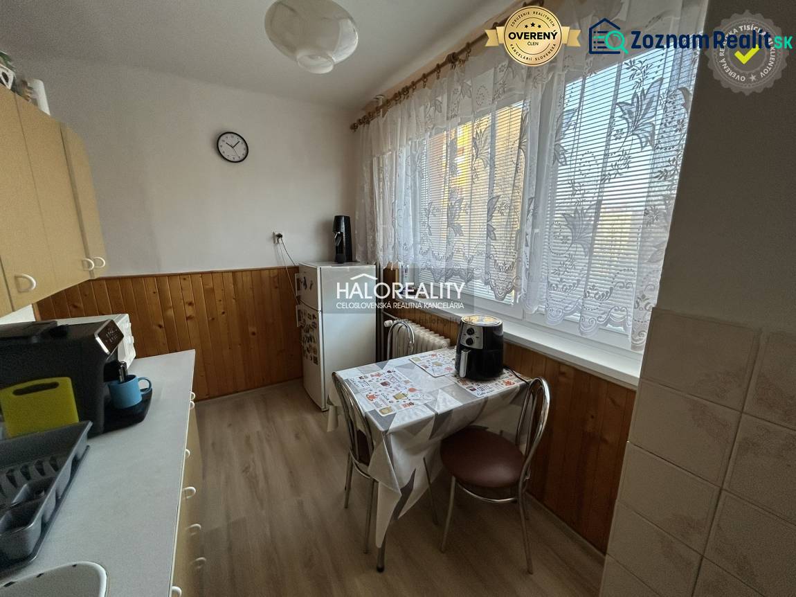 Predaj, dvojizbový byt Spišská Nová Ves, Tarča - ZNÍ... - Kuchyňa s dreveným dekorom v 2-izbovom byte. Jemné záclony, jedálenský stôl, kávovar.