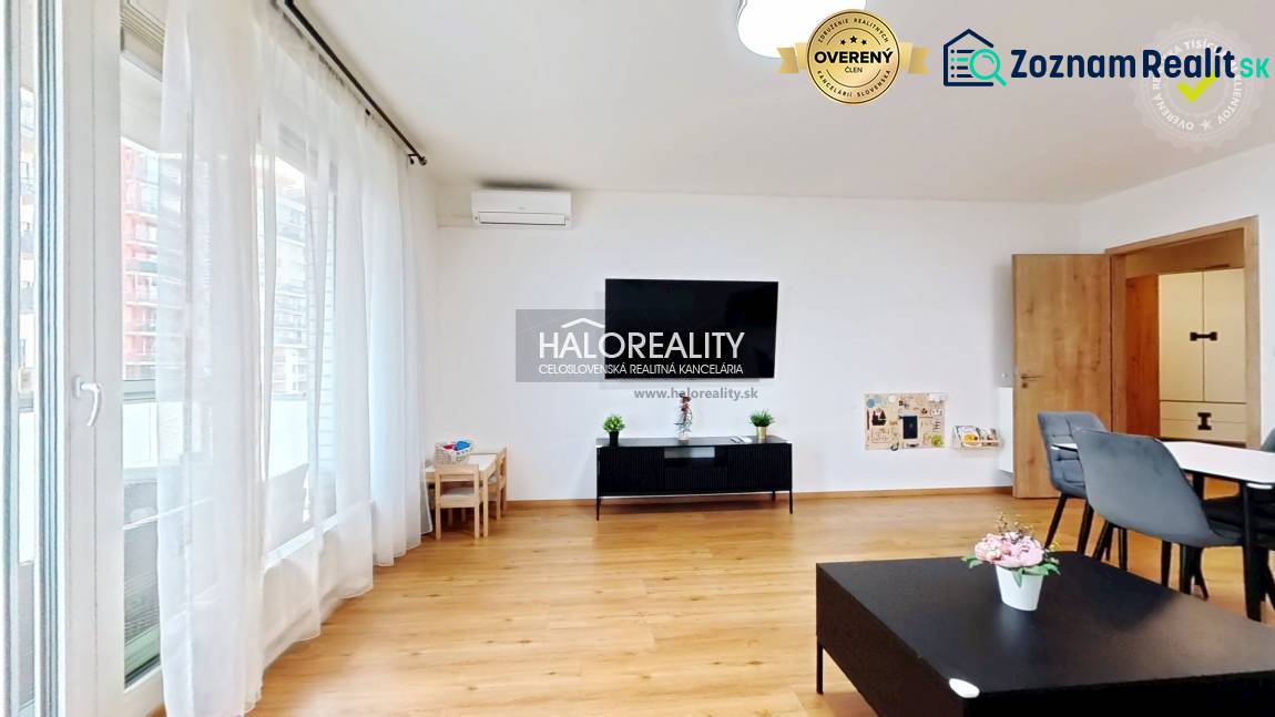 Predaj, dvojizbový byt Bratislava Ružinov, Trnavská ... - Obývacia izba v 2-izbovom byte s podlahou s dreveným dekorom, veľkým oknom a jedálenským stolom.