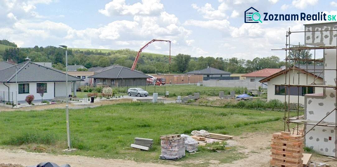 ***NOVÁ CENA***Stavebný pozemok 591m2 v novej lokalite, Modrovka - Pozemky - bývanie v Modrovke; vidieť rozostavané domy a stavebný materiál.