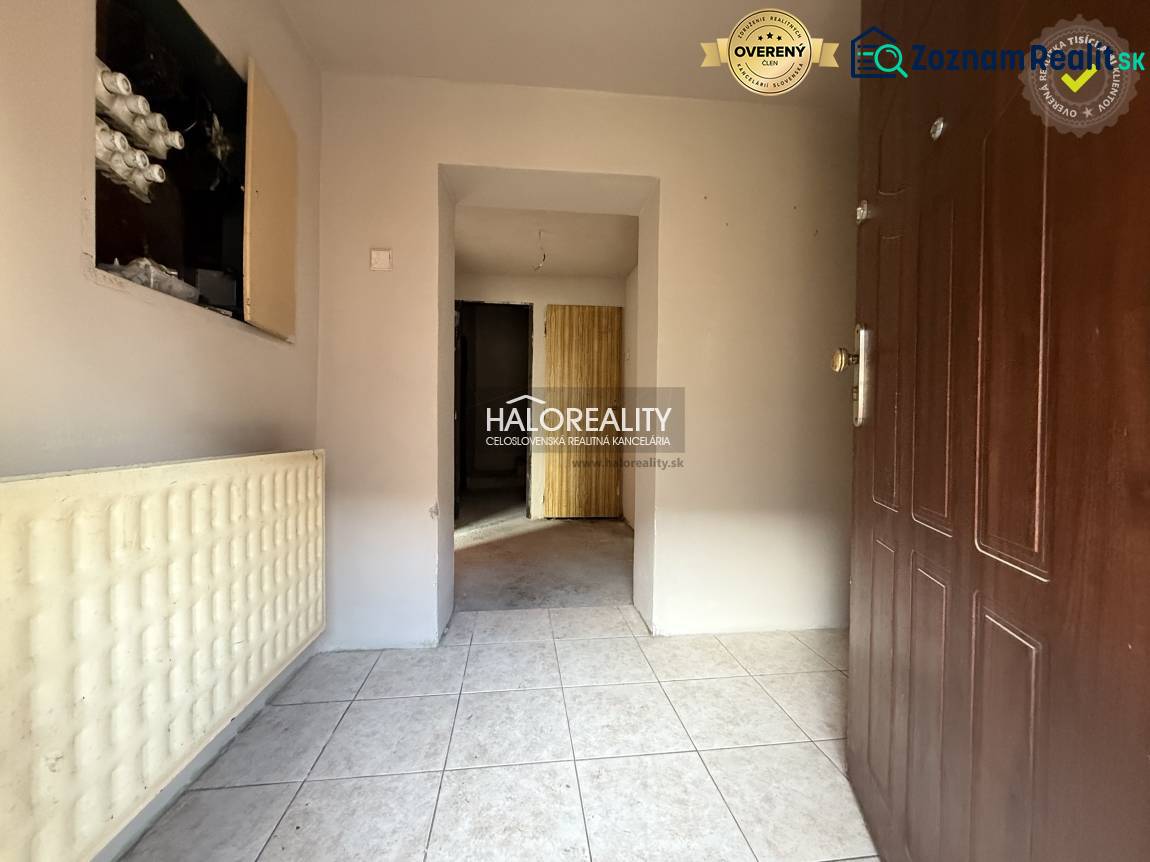 Predaj, rodinný dom Chynorany - EXKLUZÍVNE HALO REALITY - Vstupná chodba rodinného domu s bielou dlažbou a hnedými dverami.