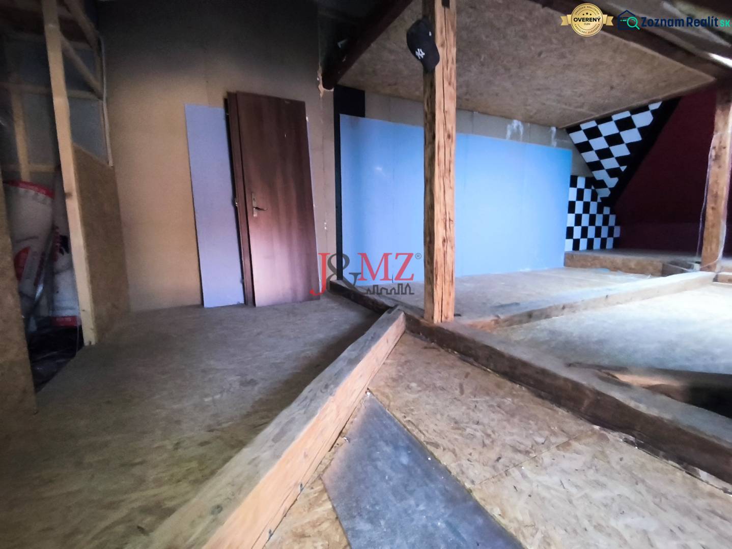 Na predaj rodinný dom Sásová - Banská Bystrica BBMS-7 - Podkrovný priestor v rodinnom dome s drevenými prvkami, šachovnicová stena.