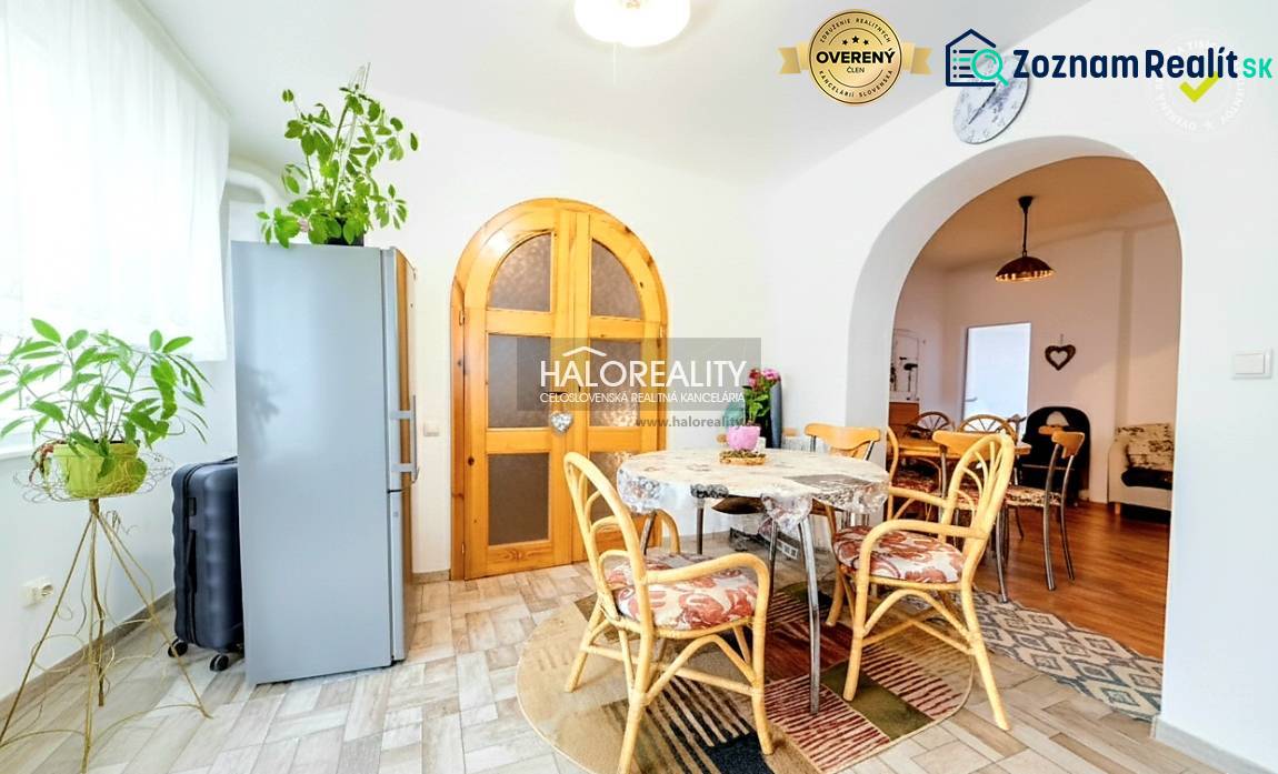 Predaj, rodinný dom Komárno, štvorizbový, čiastočná ... - Jedálenský kút v rodinnom dome s oblúkovými dverami a prírodnou výzdobou.