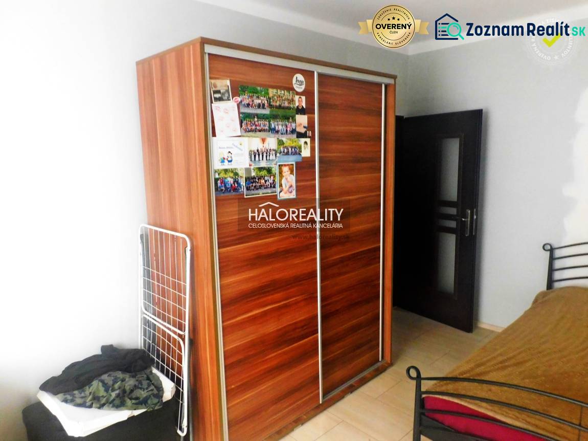 Predaj, dvojizbový byt Topoľčany, Centrum - Kuchyňa s dreveným dekorom a kameňovým obkladom v 2-izbovom byte.