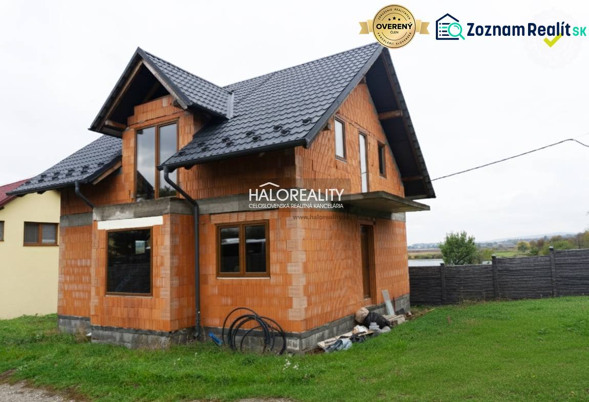 Predaj, rodinný dom Sady nad Torysou, Byster - VO VÝ... - Rodinný dom v Sadoch nad Torysou s tehlovou konštrukciou a šikmou strechou.