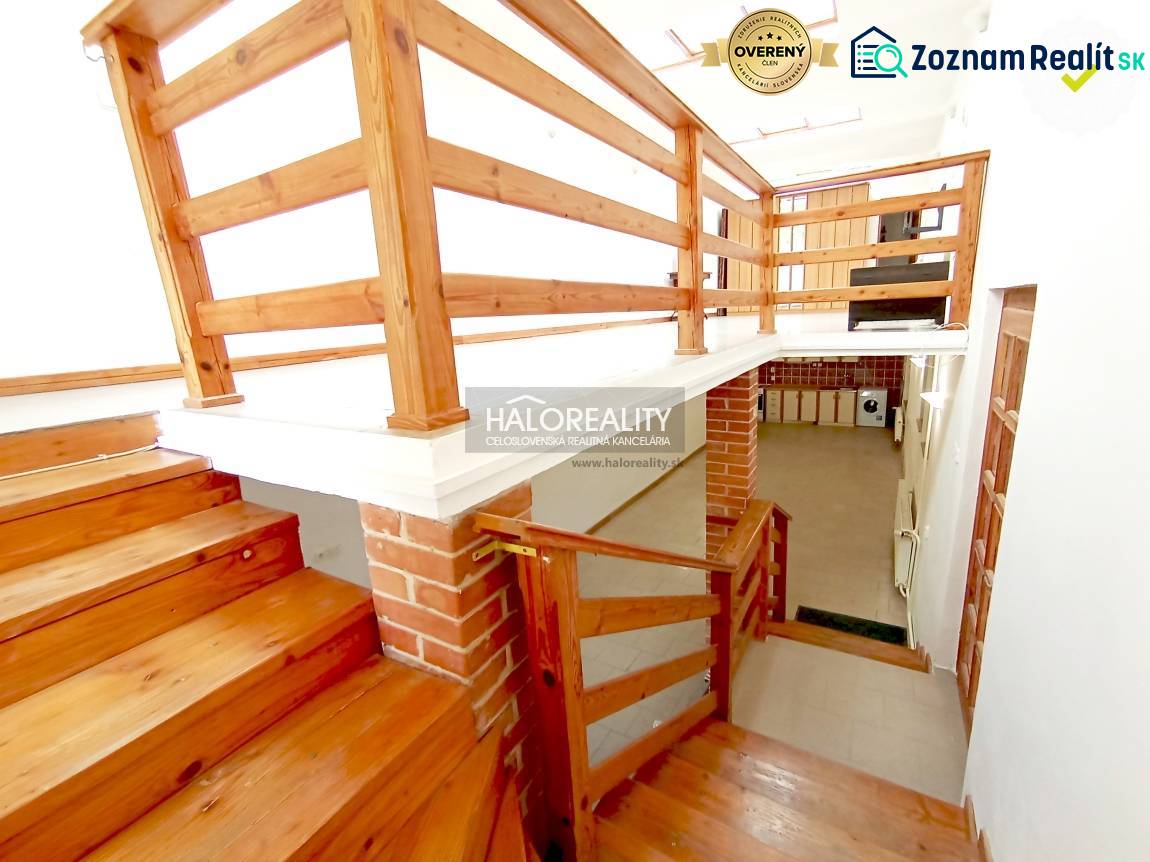 Predaj, rodinný dom Košice Staré Mesto - Centrum, Hl... - Drevené schody a zábradlia v rodinnom dome s tehlovým detailom na stene.