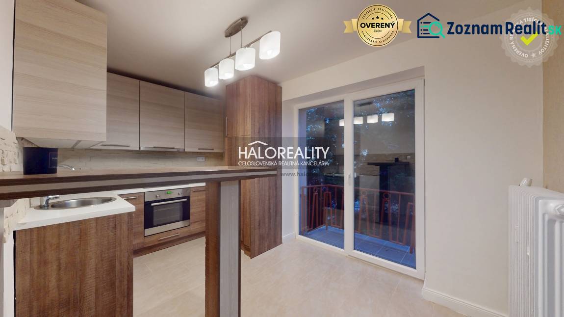 REZERVOVANÉ - Predaj, dvojizbový byt Spišská Nová Ve... - Kuchyňa v 2-izbovom byte s podlahou s dreveným dekorom a vstupom na balkón.