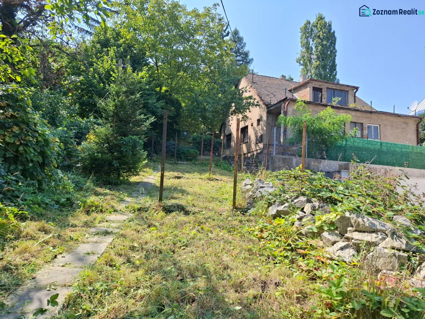 Predaj rodinného domu s pozemkom v  lukratívnej časti mesta Bratislava - Rodinný dom na ulici Búdková, obklopený zeleňou v Bratislave - Starom Meste.