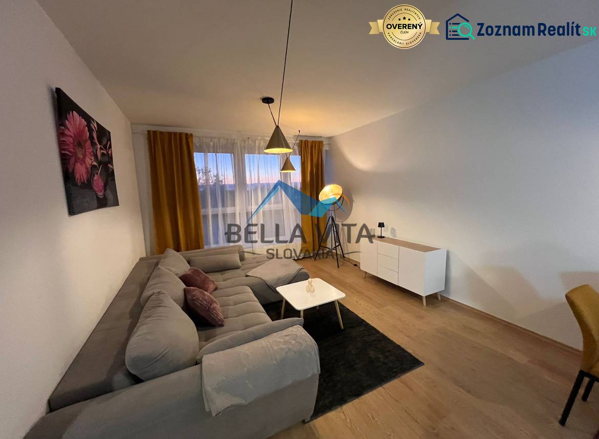 PRENÁJOM - Moderný 2 izbový byt, Galanta-GALA Residence - Obývacia izba v 2-izbovom byte s pohovkou a podlahou s dreveným dekorom.