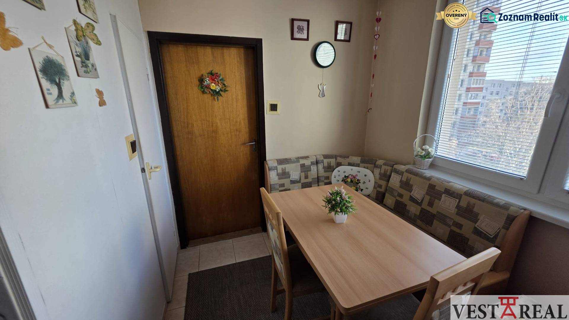 Na prenájom zariadený 3 izbový byt s balkónom Galanta- SNP - Jedálenský kút so stolom a lavicami v 3-izbovom byte.