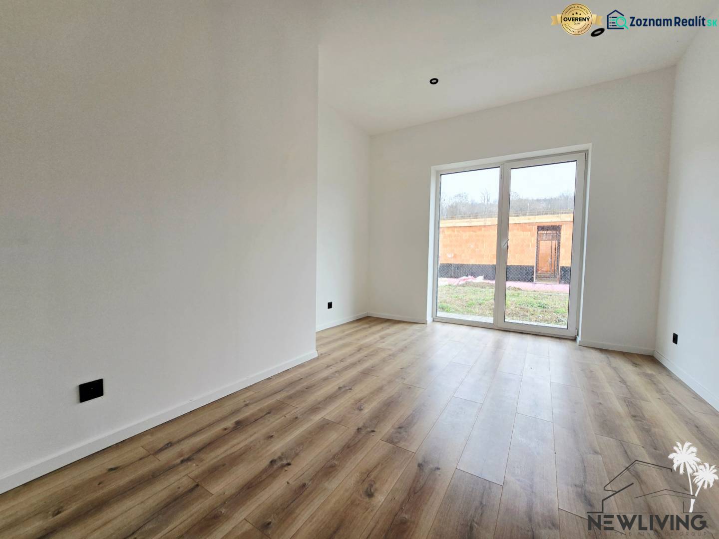 DOLINKY - Moravany nad Váhom 5 izbový bungalov - Rodinný dom s podlahou s dreveným dekorom a veľkými oknami do záhrady.