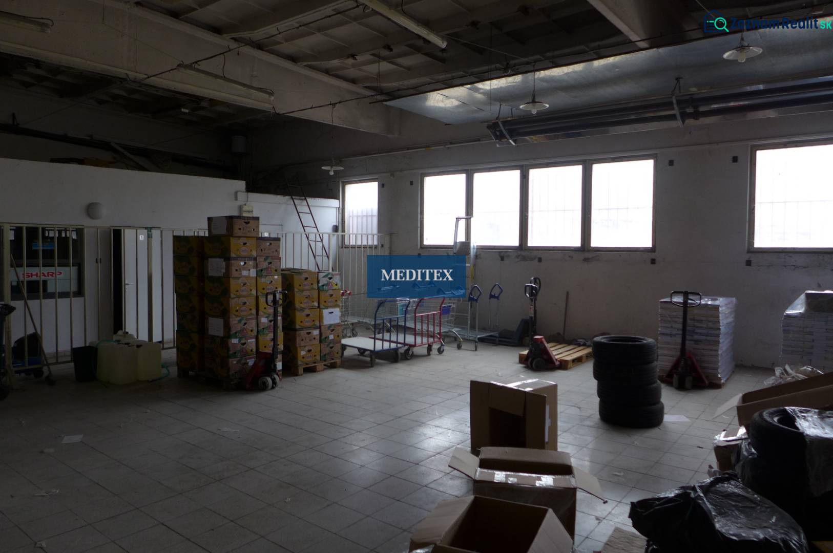 Sklad na prenájom o ploche 288 m2-438 m2 + kancelárie a vzorkovňa - Sklady a haly s boxami, paletami a skladovacím vybavením.