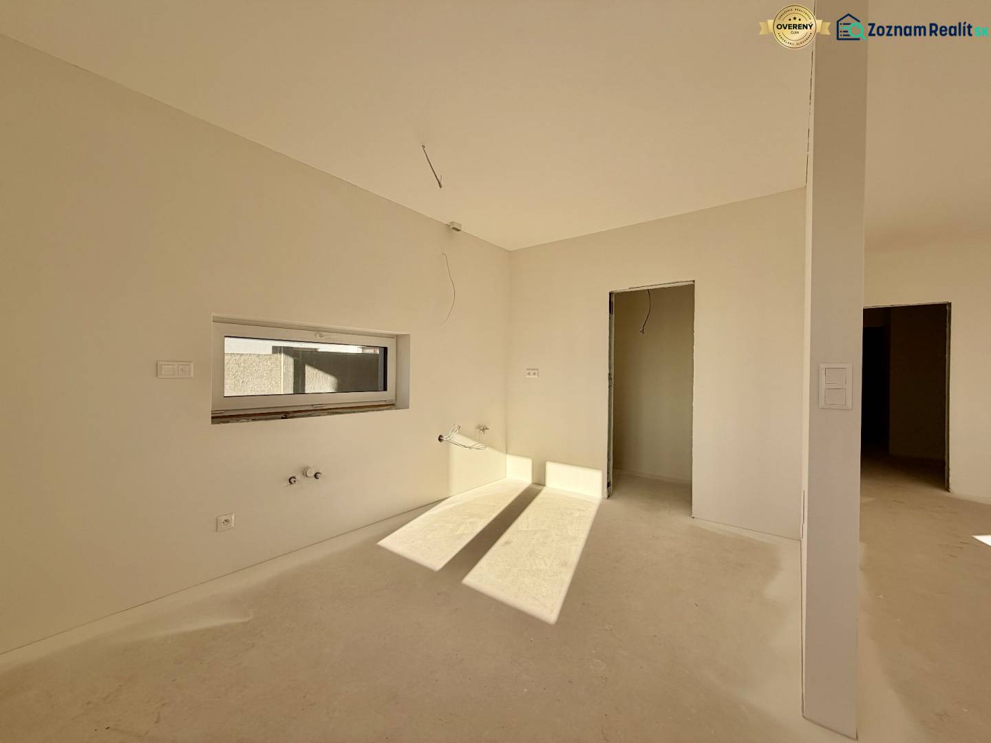 NOVOSTAVBA  ATRAKTÍVNY 4 I RODINNÝ DOM,650m2 pozemok - Priestranná nevybavená miestnosť v rodinnom dome s oknom a dverami bez podlahy.