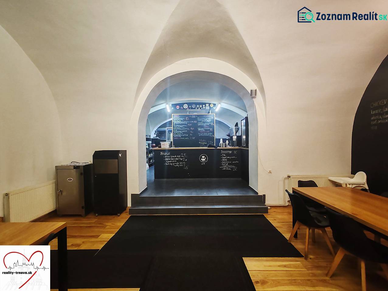 Odstúpenie prenájmu zabehnutej street food reštaurácie – centrum Trnav - Interiér gastro priestorov s klenbami, tabuľovými stenami a podlahou s dreveným dekorom.