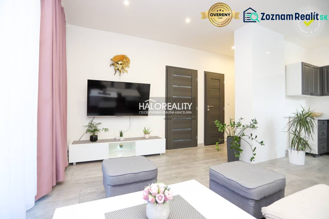 Prenájom, dvojizbový byt Považská Bystrica, Lánska -... - Obývacia izba v 2-izbovom byte s televízorom, rastlinami a podlahou s dreveným dekorom.