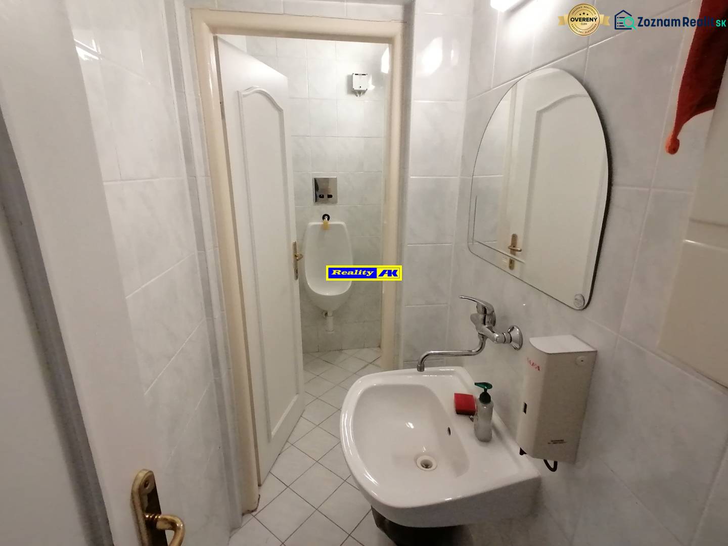 Kancelária na prenájom Martin blízke centrum, plocha 10 m2 - Malá kúpeľňa s umývadlom a pisoárom v kanceláriách.