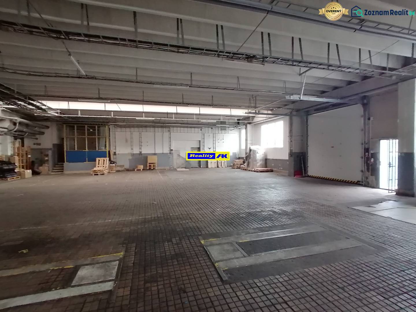 Hala na prenájom  Martin, s dobrým napojením na diaľnicu - Priestor pre sklady a haly s podlahou v dekorom, vybavený veľkými vstupnými vrátmi.