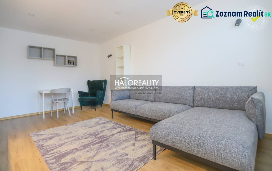 Prenájom, dvojizbový byt Považská Bystrica, Tatransk... - Obývačka v 2-izbovom byte s rohovou sedačkou a podlahou s dreveným dekorom.