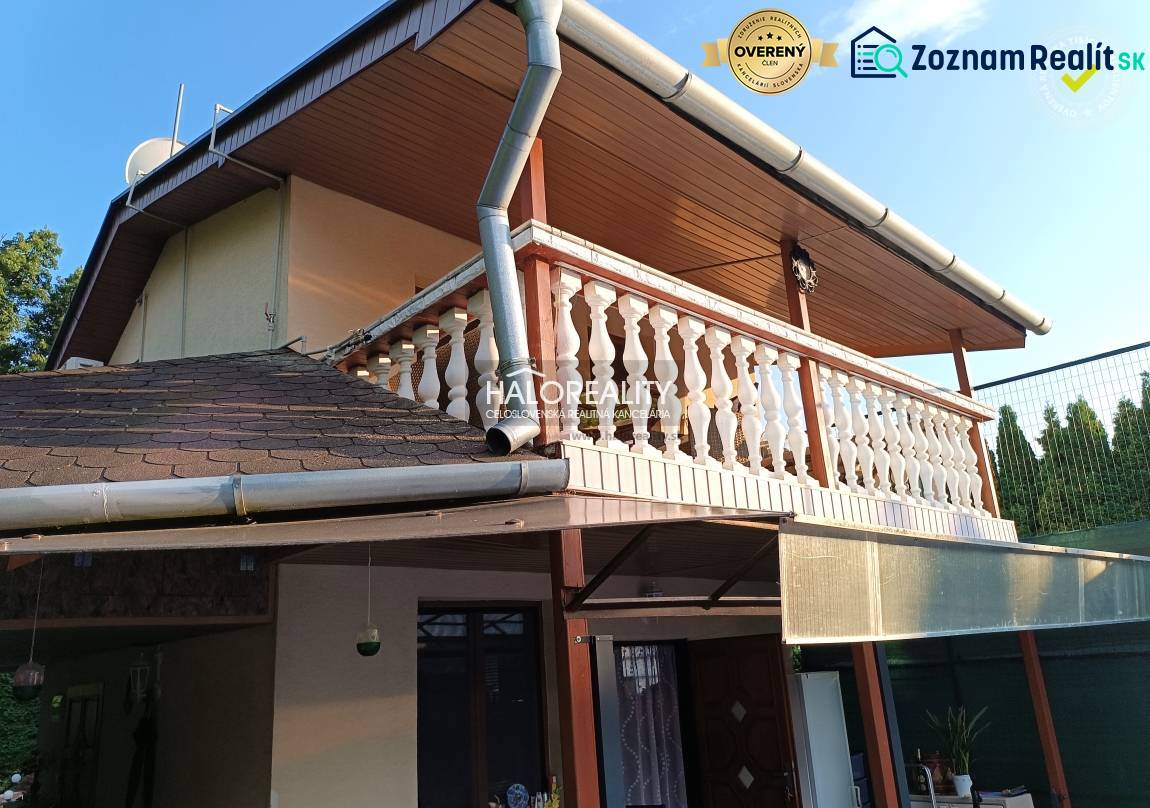 Predaj, chata Byšta - EXKLUZÍVNE HALO REALITY - Chata v Byšte s terasou a dreveným dekorom balkóna.