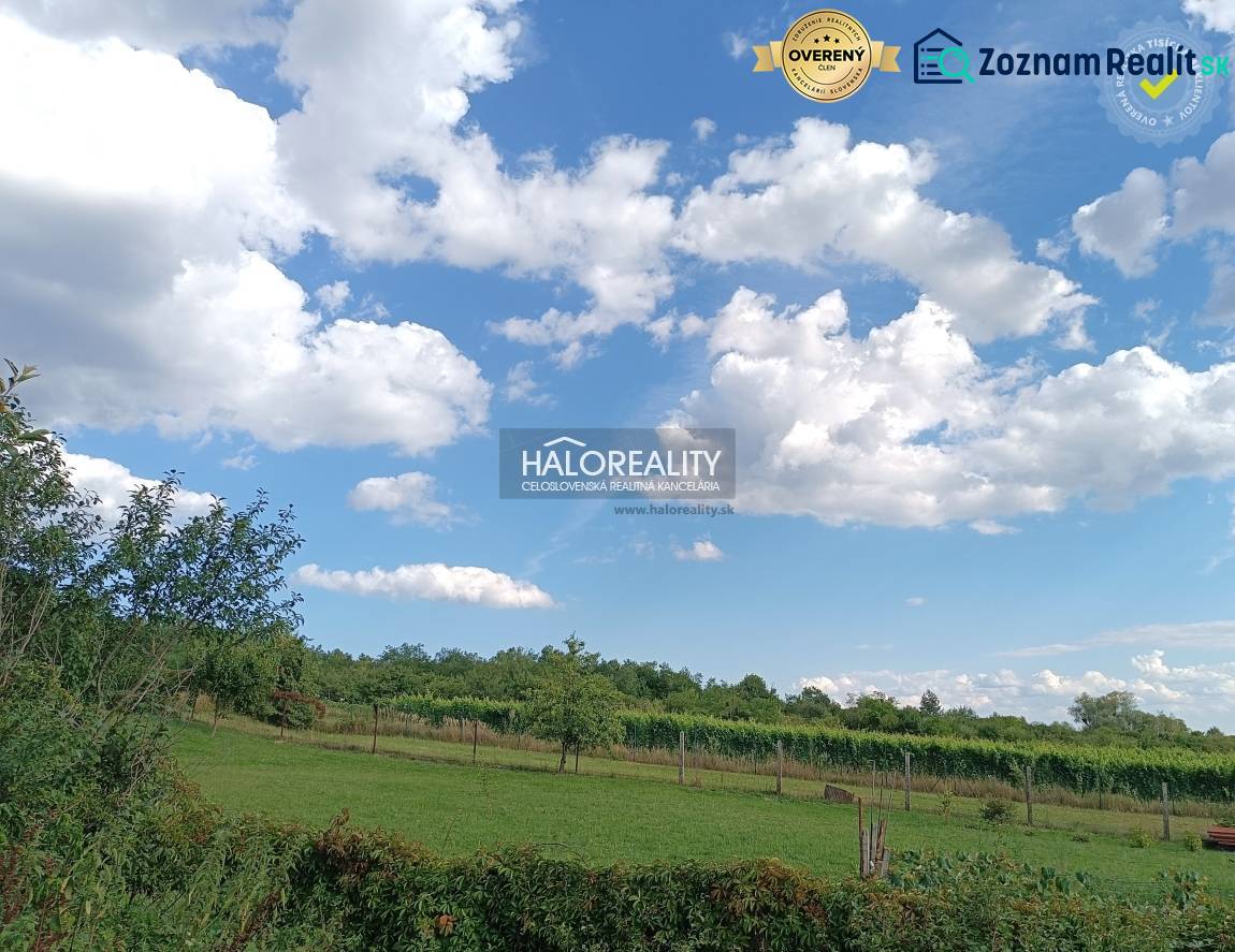 Predaj, pozemok pre rodinný dom   2351 m2 Čerhov, 1 ... - Pozemky - bývanie v Čerhove, zelené lúky a modrá obloha s oblakmi.
