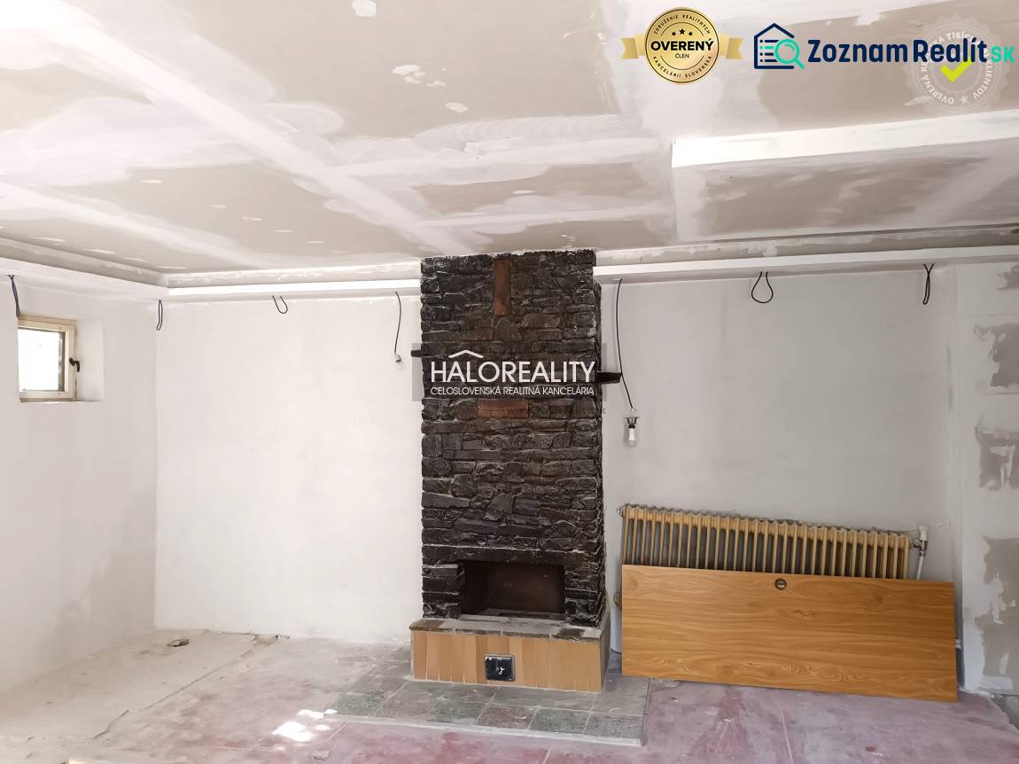 Predaj, rodinný dom Zemplín - EXKLUZÍVNE HALO REALITY - Krb so vzorom z kameňa v interiéri rodinného domu.