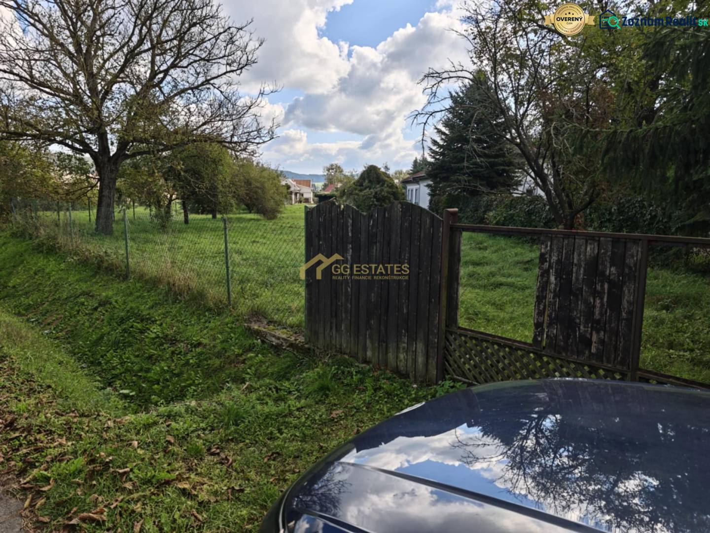 Predaj krásny pozemok pri Malej Domaši - Pozemky - bývanie na ulici Malá Domaša vo Vranove nad Topľou, oplotená zelená plocha so stromami.