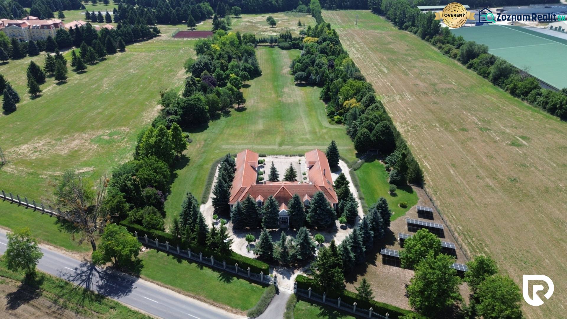 Exkluzívna honosná kúria | 3 ha pozemok | Dunakiliti - HU - Letecký pohľad na zvláštne nehnuteľnosti v Dunakiliti s krásnou záhradou a alejou stromov.
