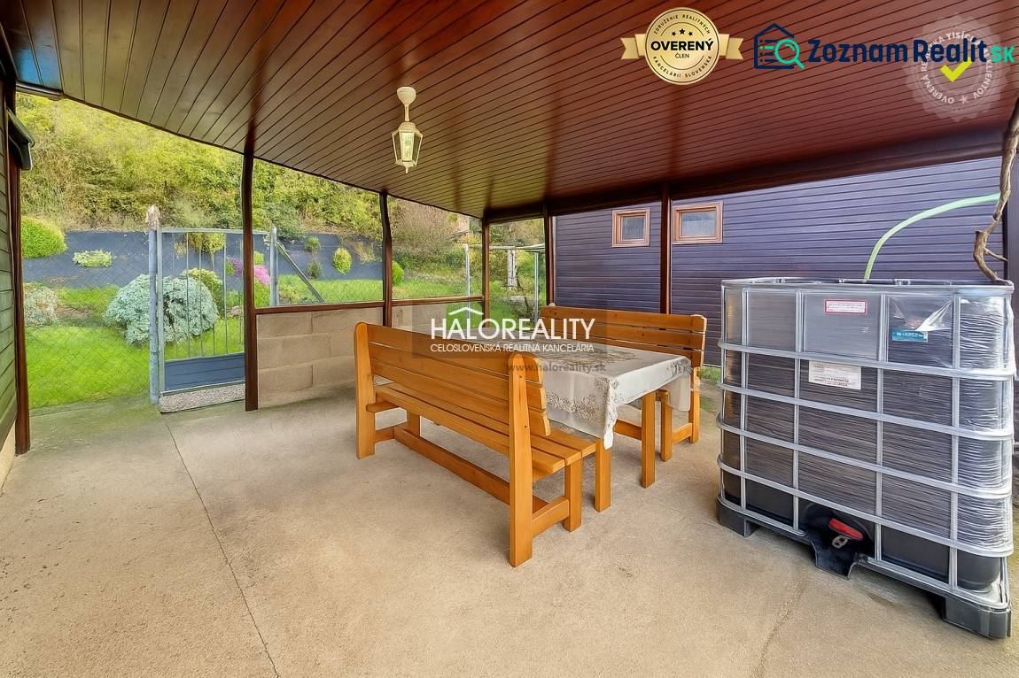 Predaj, záhradná chata Bytča, Veľká Bytča - ZNÍŽENÁ ... - Krytá terasa so stolom, lavičkami a výhľadom do záhrad v Bytči.