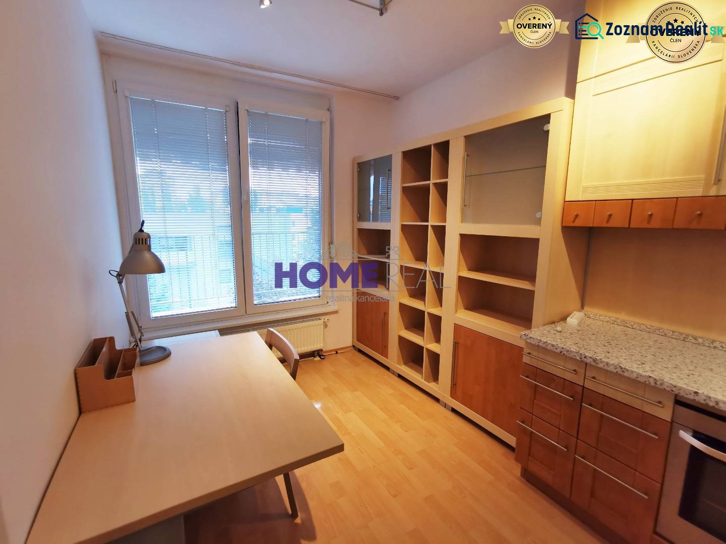 SLNEČNÝ KOMPLETNE ZARIADENÝ 2 IZB. BYT PRI ŠTRKOVECKOM JAZERE.  - Pracovňa v 2-izbovom byte s podlahou s dreveným dekorom, stolom a knižnicou.