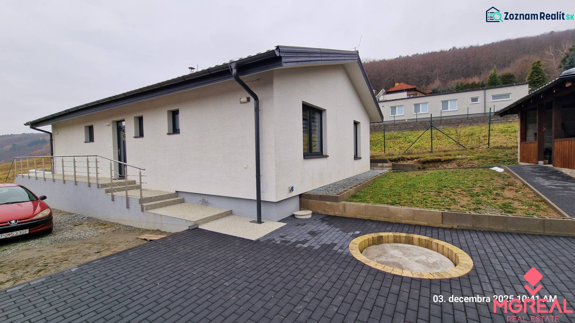 Nový rodinný dom, 7 minút od centra Košíc v tichej uličke pod lesom - Rodinný dom na Kopaninovej ulici v Sokolí, s vydláždeným dvorom a schodiskom.