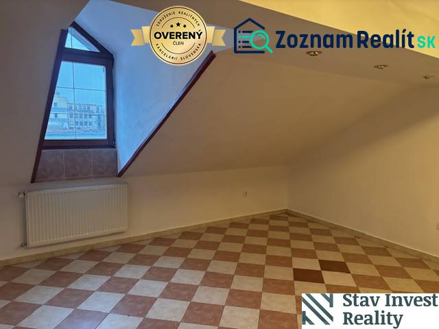 Podkrovná kancelária – ŠAFÁRIKOVA UL., SENEC - Podkrovná kancelária s dlažbou a oknom, vykurovanie radiátorom.