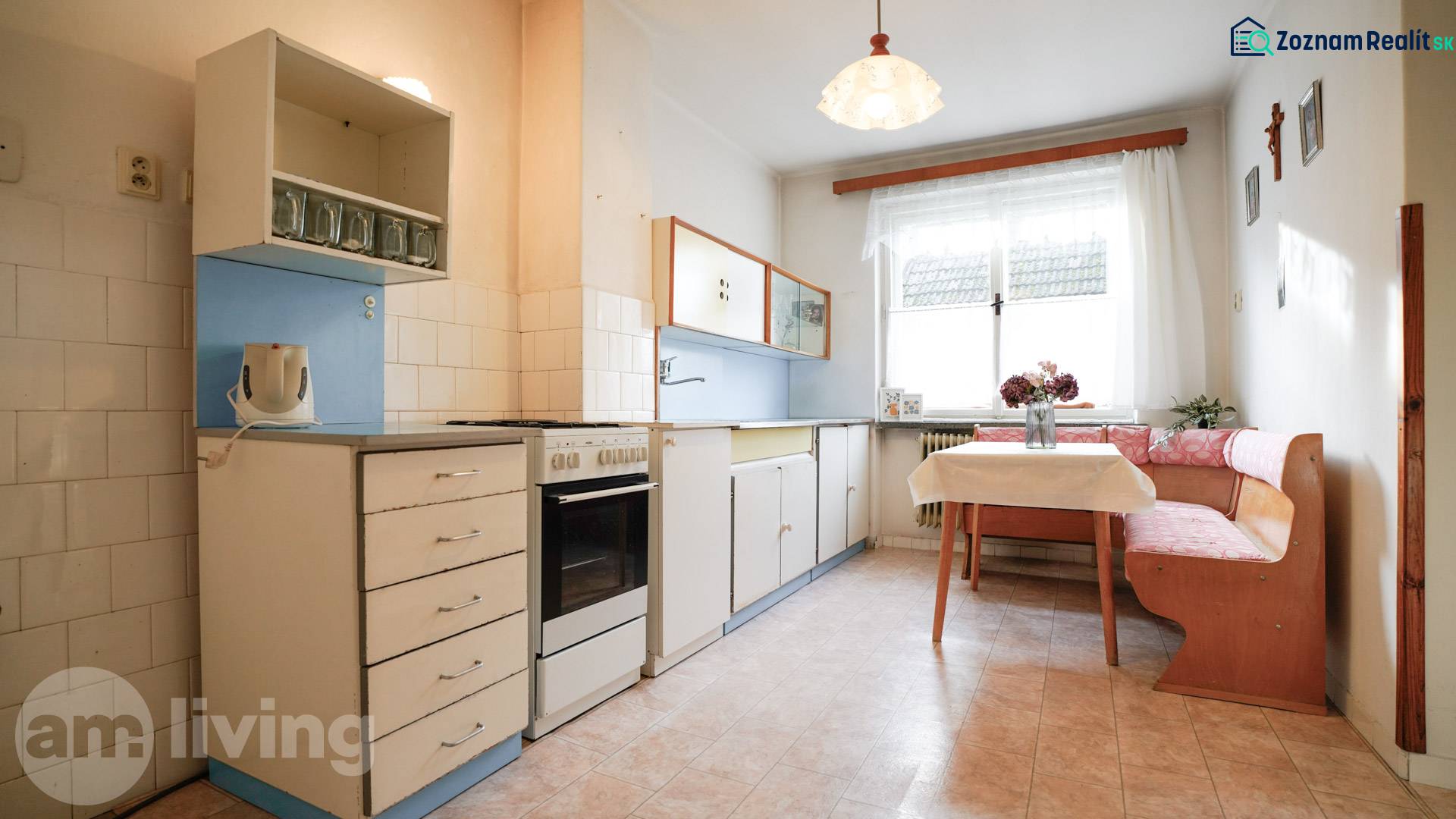 RODINNÝ DOM s garážou na PREDAJ - Dubnica nad Váhom - až 758m²  - Kuchyňa v rodinnom dome s klasickou výbavou, rohovo umiestneným sedením a oknom.