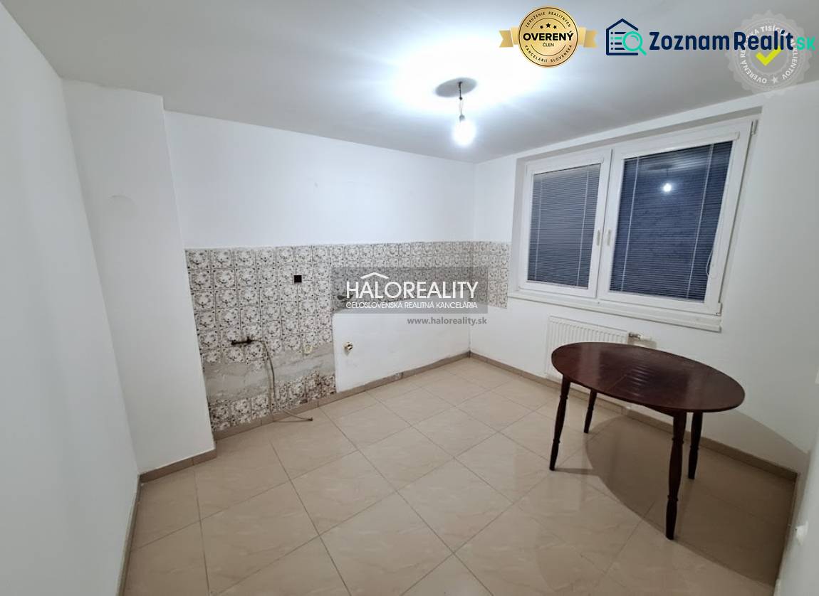 Predaj, rodinný dom Zeleneč - Izba v rodinnom dome s bielymi stenami, oknom a kachličkami.