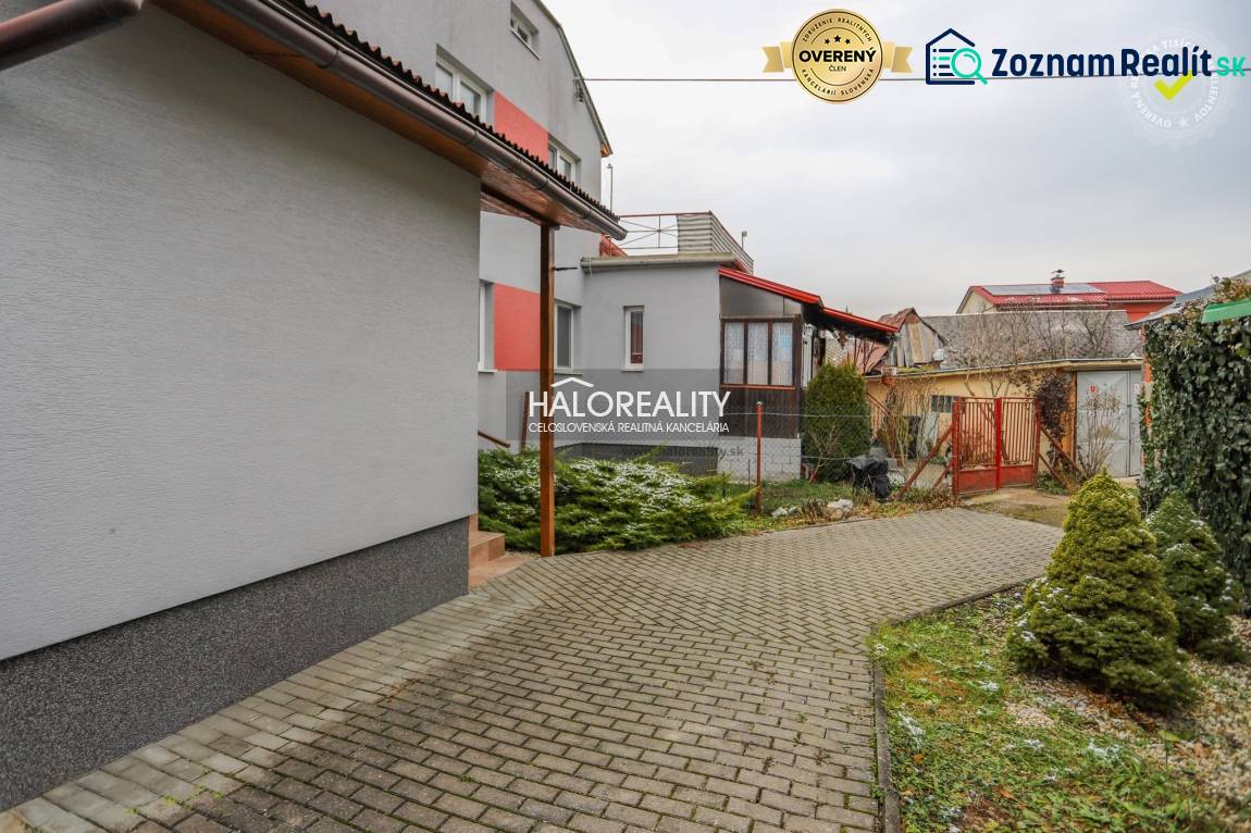 Predaj, rodinný dom Brvnište - EXKLUZÍVNE HALO REALITY - Dlaždený chodník a zeleň pri rodinnom dome v Brvništi.